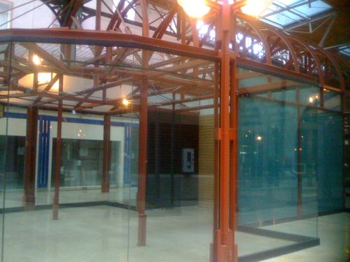 When it reopened in 1985 the midway contained glass retail booths. These have been removed, the midway is now event space. October 2011 photo