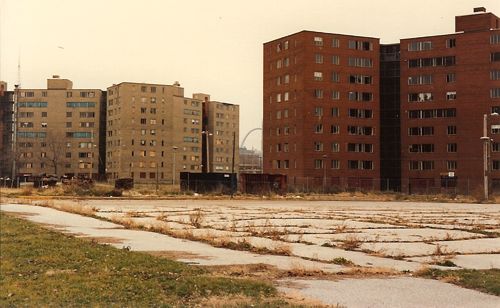 The Darst-Webbe towers on the near south side circa 1990-91, razed