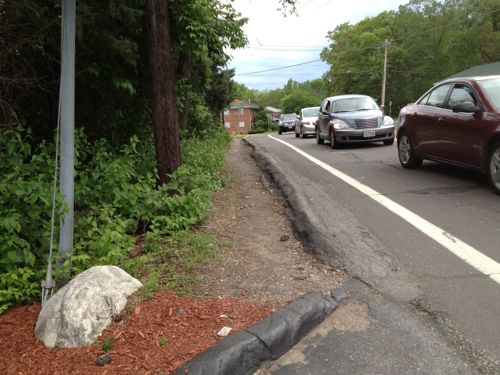 After passing the gas station I discover there's no sidewalk on this side of Murdoch Cut-Off either.