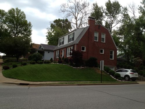 Heading back south toward city hall I passed charming houses and the route was paved and easy to navigate. 