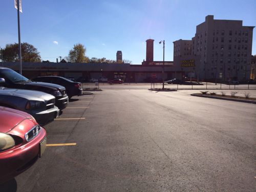 Getting closer toward Delmar we can see the fence forces pedestrians to enter/exit via the auto driveway