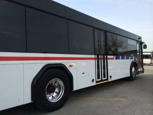 Our buses have always had exposed metal frames, the articulated buses still do because they are rebuilt. New 2014 Gillig buses have flush side glass which looks so much nicer. 