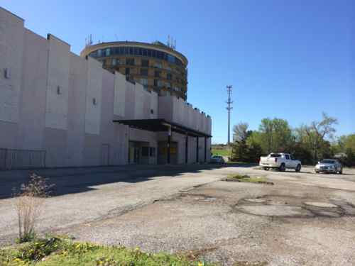 According to Toby Weiss' 2007 post the lower level contained a bowling alley and a movie theater, now only a flea market exists