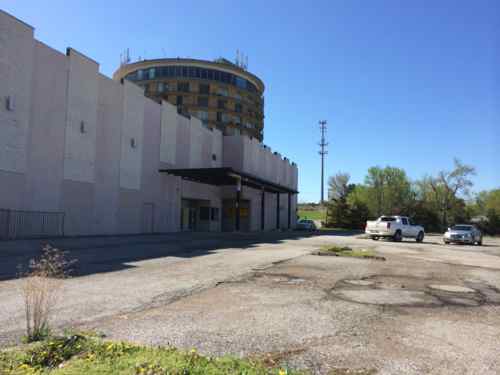 According to Toby Weiss' 2007 post the lower level contained a bowling alley and a movie theater, now only a flea market exists 