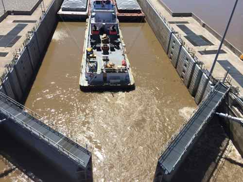 The gate closing behind downstream barge as it entered the lock