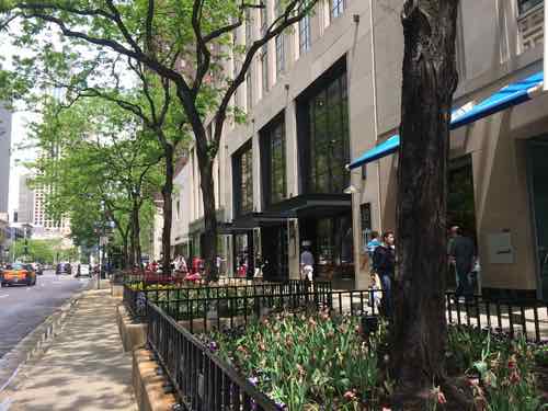 Customers on Chicago's Michigan Ave at 1pm on Memorial Day