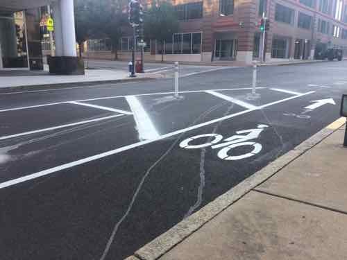 At 18th Street the bike lane remains protected, though drivers & cyclists still need to worry about right-turning cars or left-turning bikes. 