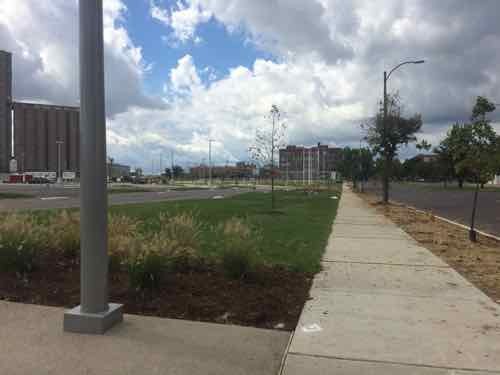 At the other pedestrian entry we can look bak West toward Sarah. The parking lane along Forest Park remains, it would be nice if the city striped it with a solid white line to separate it from the outside drive lane.