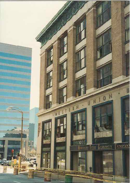 Another 1993 photo of the Western Union building at 900 Chestnut, with the Gateway One in background 