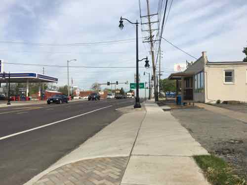 Like earlier, the sidewalk has switched to the South side of the electric poles. 