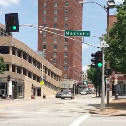 The don't walk remains as the left arrow goes yellow, then when Southbound traffic gets a green the walk signal to cross market comes on