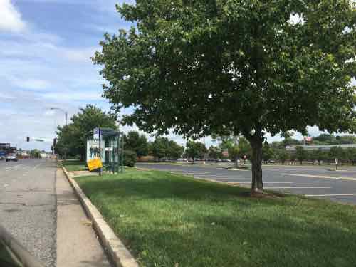 The next EB stop has a place for the bus to pull over and a shelter -- the city & Metro planned ahead for this stop