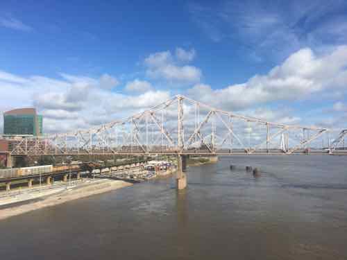 The views to the King Bridge, riverfront, Laclede's Landing area to the North are all interesting -- would love to be able to see & photograph on more than just special occasions. 