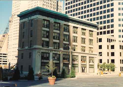The historic Western Union building at 9th % Chestnut was razed in 1993 for a 2-block passive green space as part pf the Gateway Mall. 