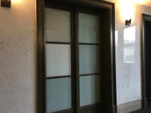 In places, original glass elevator doors were retained on upper floors. However, these are now fixed in place. 
